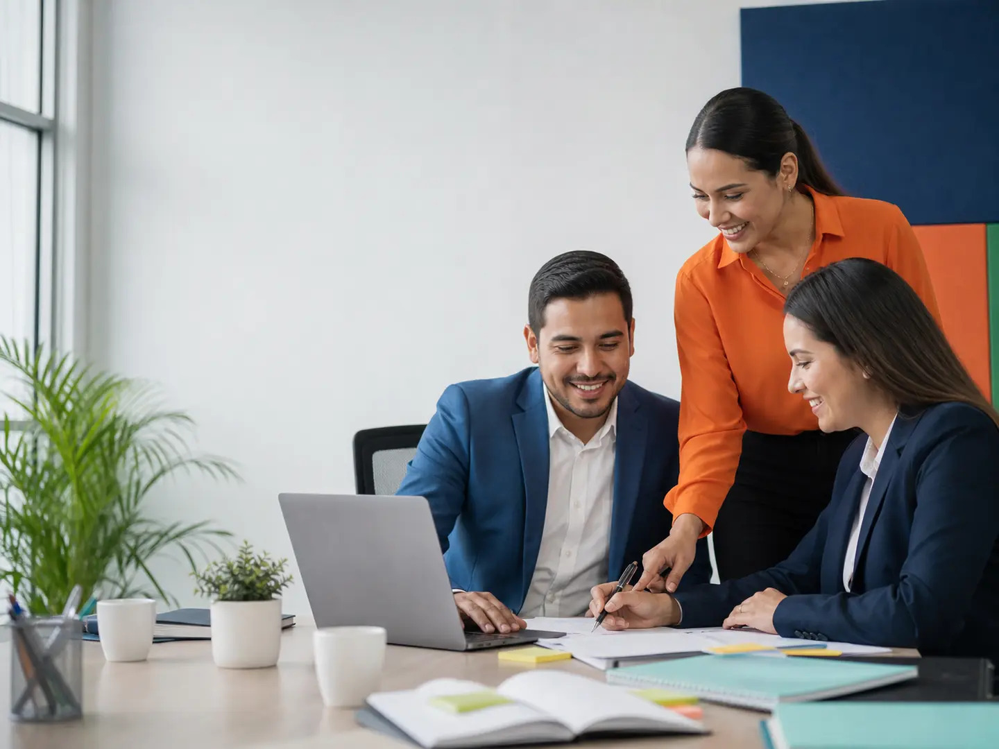 Equipo de trabajadores latinoamericanos organizando un plan de trabajo en una oficina